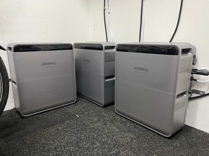 3x Jackery Solarvault 3 Pro Max Ac 5,04 kWh plug-in thuisbatterij bij de klant.